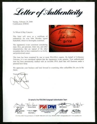 מאמן ג'ון ווד חתם על וילסון NCAA כדורסל UCLA פירמידה PSA/DNA חתימה - כדורסל מכללות עם חתימה
