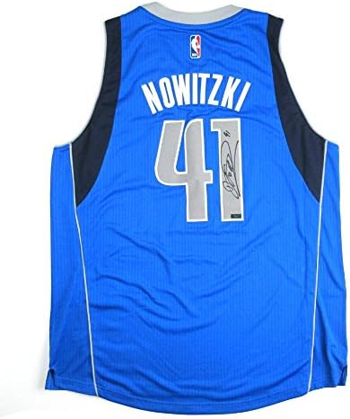 דירק נוביצקי חתם על דאלאס מאבריקס נייקי סווינגמן כחול NBA ג'רזי - גופיות NBA עם חתימה